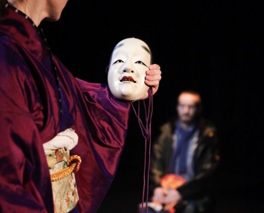 Kirschblüte auf Apfelbaum, Theater, Performance, Kimono, Nõ-Maske, Tatami, © Sigrid Wurzinger