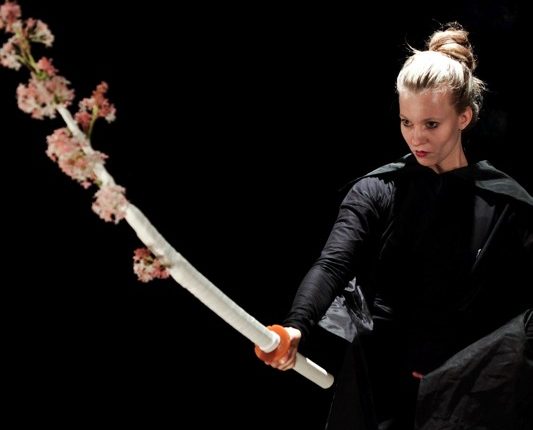 LOVE:SEX:DEATH:JAPAN, Theater, Performance, Tokio, Schwert, Kirschblüten, Kimono, Geist, © Sigrid Wurzinger